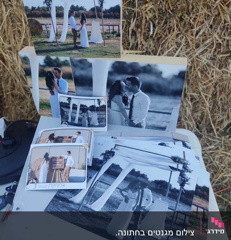 תמונות חתונה על שולחן עם רקע שדה